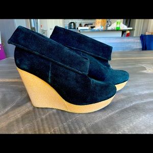 Matiko 8 Suede Crepe Wedge Booties LIKE NEW!